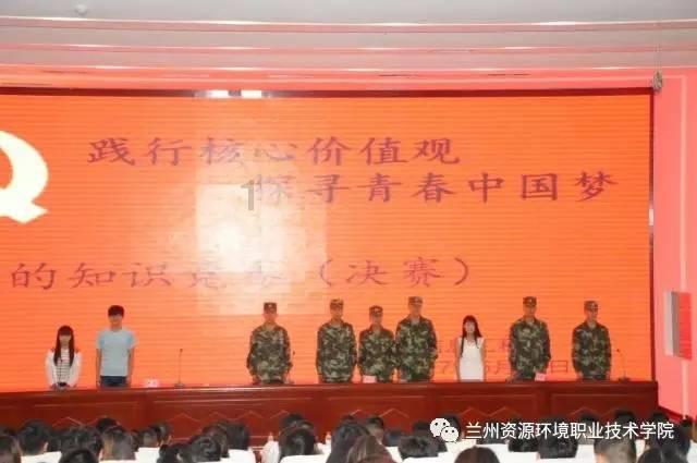 铁笼中的小鹿逃脱
